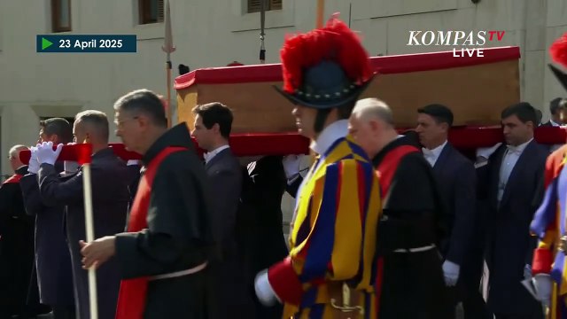 Detik-Detik Jenazah Paus Fransiskus Keluar dari Casa Santa Marta ke Basilika Santo Petrus