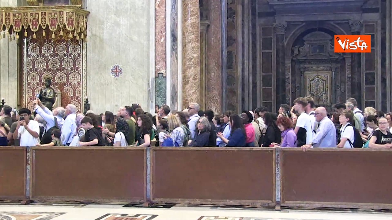 Addio a Papa Francesco, la fila dei fedeli venuti a rendere omaggio alla salma del Santo Padre
