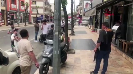 Depremden ilginç görüntüler! Yarım kalan tıraşı dışarıda tamamladı