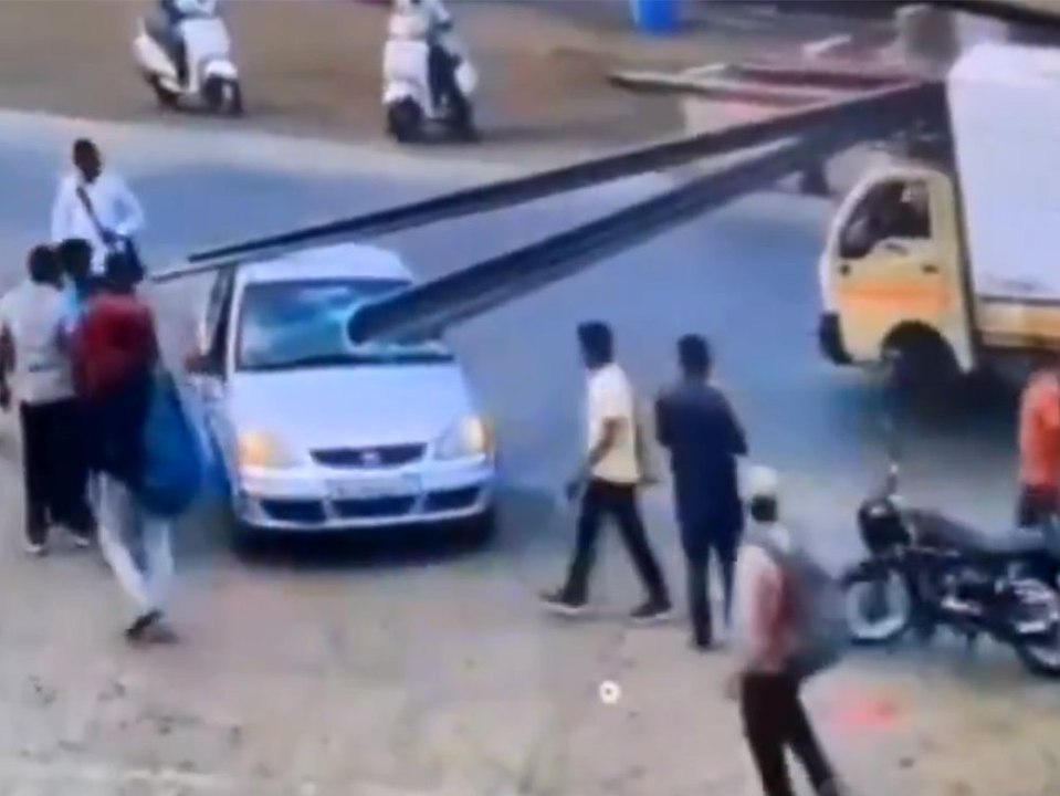 Eisenstange durchschlägt Pkw - Fahrer hat Glück