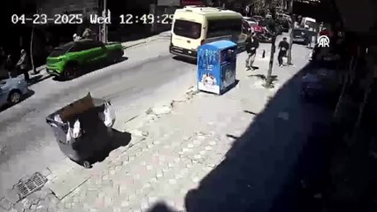 Ataşehir'de bir kişinin deprem sırasında binadan otomobilin üzerine atlaması güvenlik kamerasına yansıdı