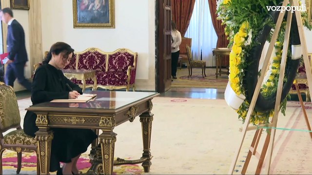 Ayuso firma el libro de condolencias del Papa