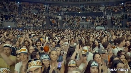 Jovanotti apre il live a Roma ricordando Papa Francesco