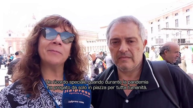 Migliaia di fedeli in piazza San Pietro per l'omaggio a Papa Francesco