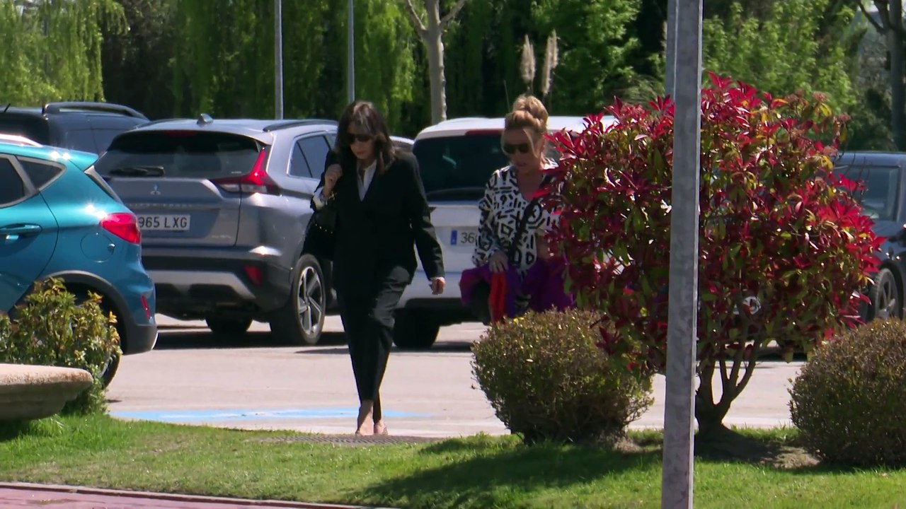 Lidya Lozano, arropada por su hermana y Charly durante el velatorio de su madre