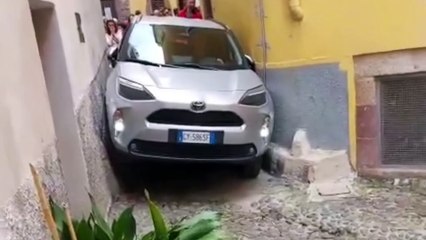 Bosa, seguono le indicazioni del navigatore e restano incastrati in un vicolo