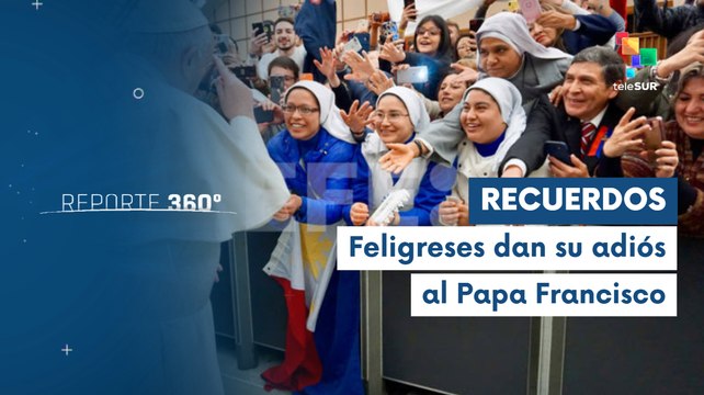 Fieles católicos se despiden en la capilla ardiente del Papa Francisco