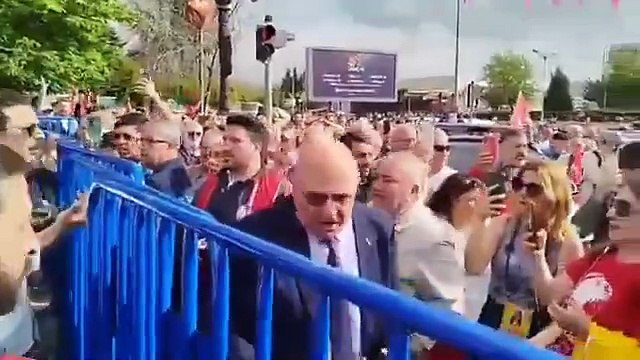 CHP'li milletvekili Mahmut Tanal, cebinden pense çıkarıp bariyerlerin kelepçesini kesti.