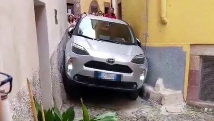 Bosa, seguono le indicazioni del navigatore e restano incastrati?in?un?vicolo