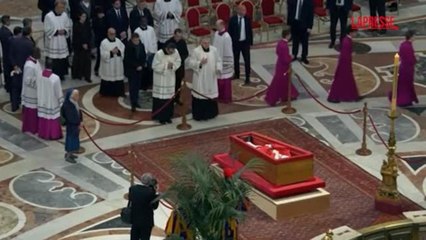 La commozione di Suor Genevieve, amica di Papa Francesco, immobile davanti al feretro