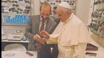 Mort du pape : la boutique de cet opticien est devenu un mini lieu de pèlerinage