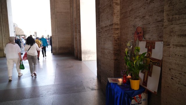 Pilgrims Queue as Pope Francis’ Body Is Moved to St Peter’s Basilica