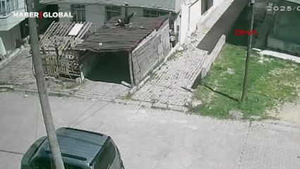 Tekirdağ'da deprem sırasında bir kişi garajın tentesinin üzerine atladı; o anlar kamerada