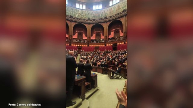 Camera e Senato, un minuto di silenzio un lungo applauso per il Papa