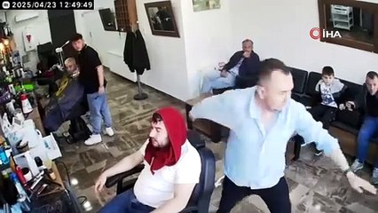 Berberde deprem paniği kamerada: Tıraşı bırakıp kaçtılar