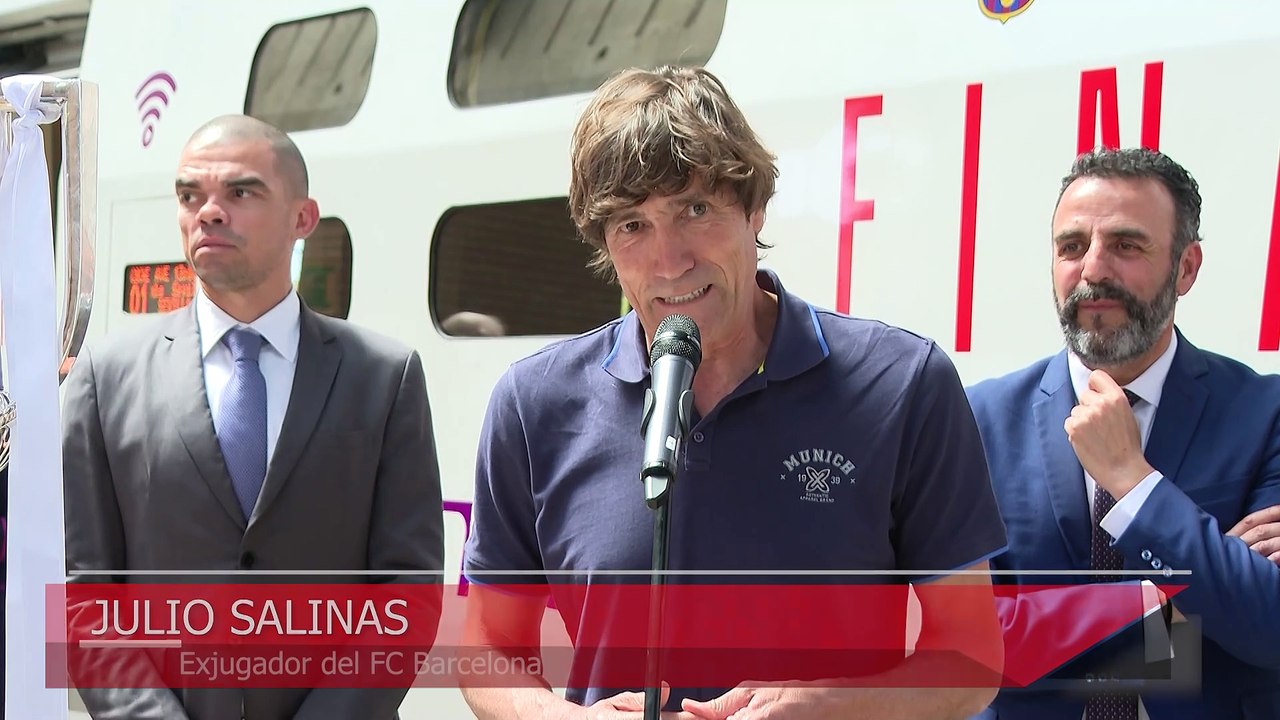 Julio Salinas y Pepe custodian el trofeo de la Copa del Rey hasta Sevilla