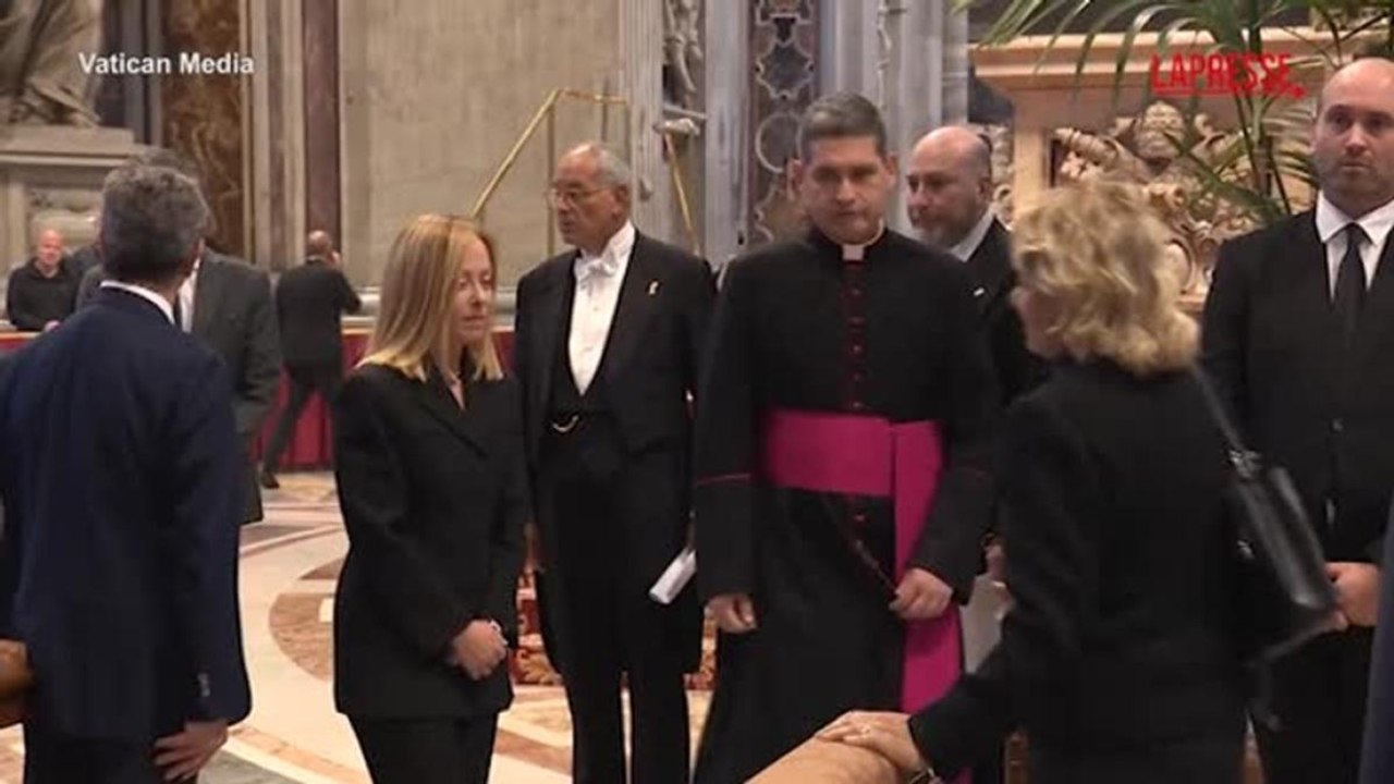 Papa Francesco, Meloni rende omaggio al feretro in San Pietro