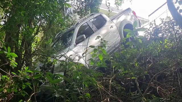 Caminhonete cai em barranco no Lago Municipal de Cascavel