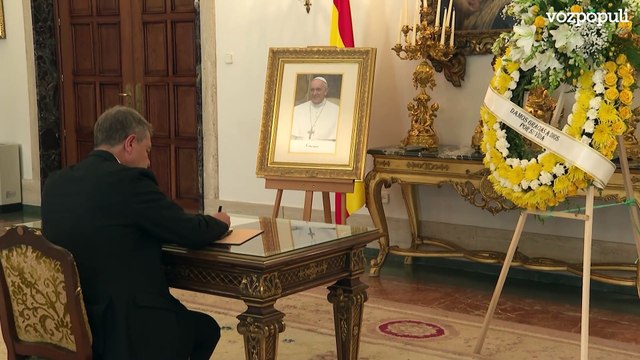 Page acude a la Nunciatura Apostólica para firmar en el libro en memoria del papa Francisco