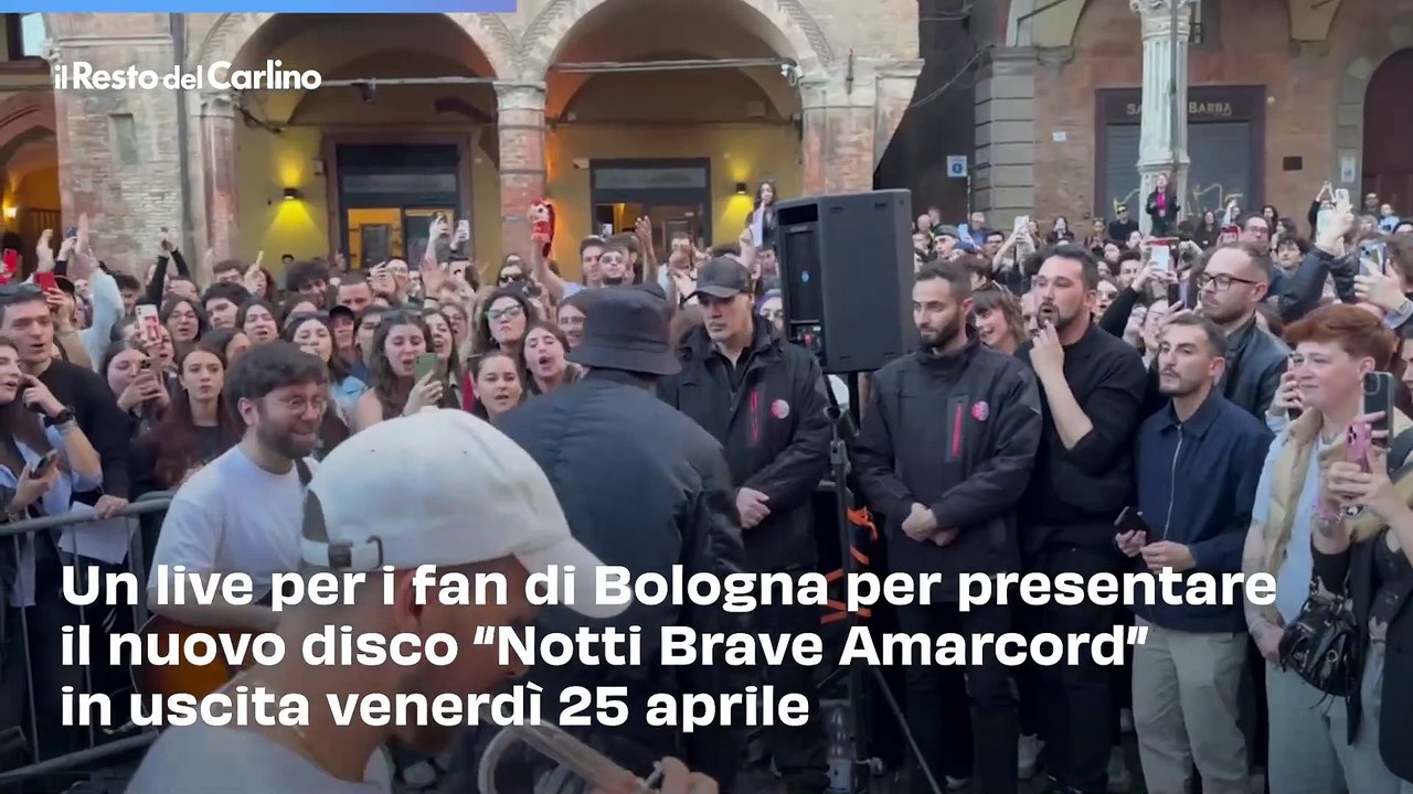 Concerto improvvisato di Carl Brave in piazza Santo Stefano: video