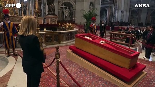 Meloni rende omaggio alla salma di papa Francesco a San Pietro