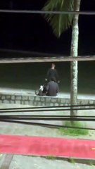 Casal é preso após jogar cachorro no mar em Itaguaí