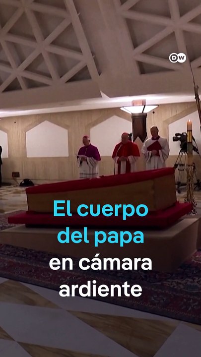 El cuerpo del papa expuesto en un ataúd abierto