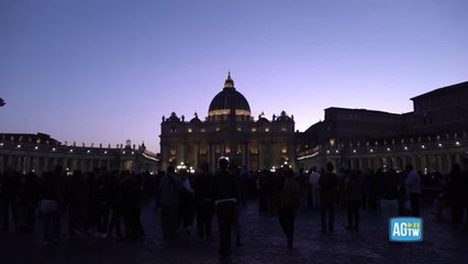 L'instancabile popolo di Bergoglio in coda fino a tarda sera: «Vogliamo dirgli grazie, lo merita»