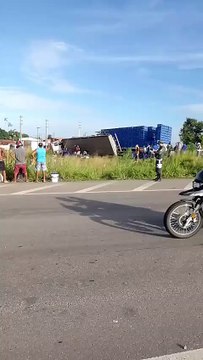 Caminhão carregado de galinha tomba em Maracanaú