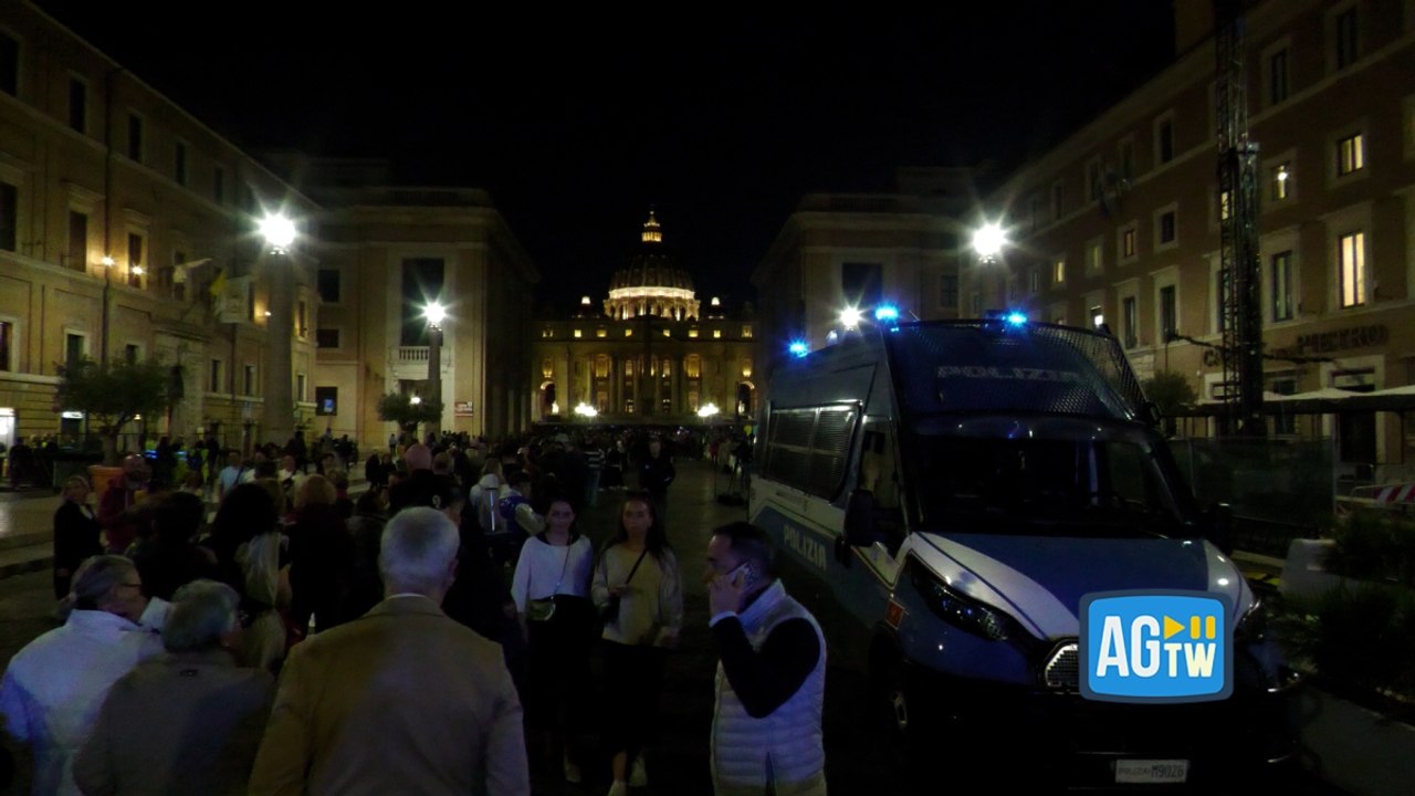 Roma, la lunghissima coda notturna in via della Conciliazione per salutare Papa Francesco