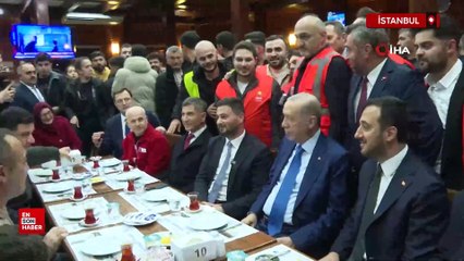 Cumhurbaşkanı Erdoğan'dan geceyi dışarda geçiren vatandaşları ziyaret