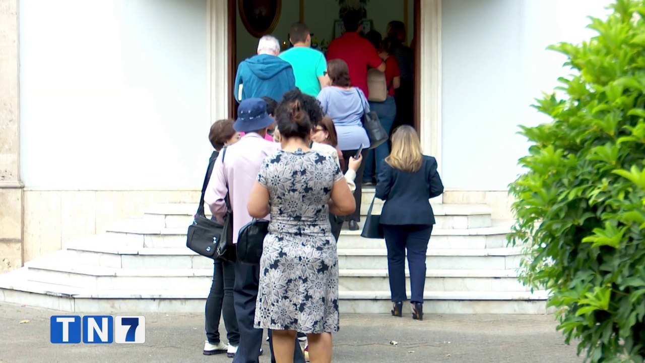 tn7-Fieles y más fieles llegan a firmar libro de despedida del papa en Nunciatura Apostólica-230425