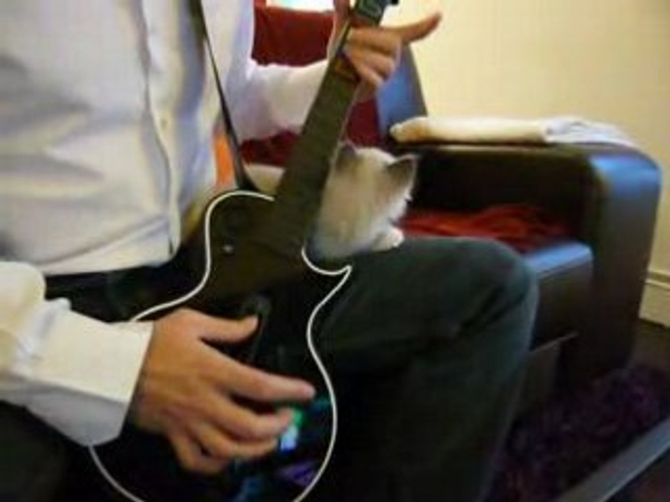 Dyonisos qui joue à "Guitar Hero"