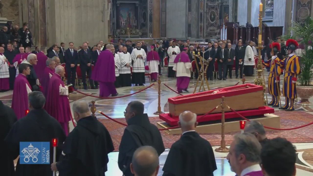 Una monja rompe el protocolo y reza durante minutos ante la tumba del papa sin que nadie pueda decirle nada