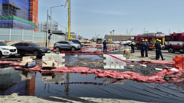 울산 온산에서 도로 아래 송유관 파손...원유 유출 / YTN