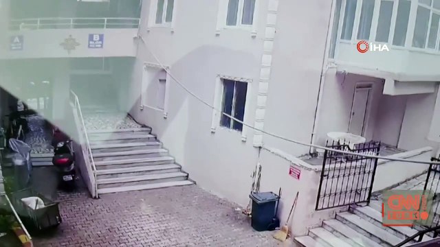 Kumburgaz'da 6,2'lik depremde bina duvarlarının yıkılma anı kamerada