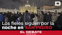 Los fieles se acercan día y noche a la plaza de San Pedro tras la muerte del Papa