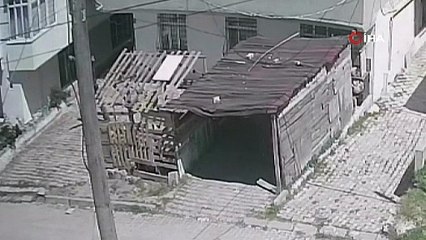 Deprem esnasında evinden garajın üzerine atladı