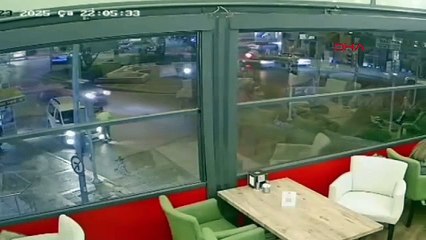 Polis memurunu aracın kaputunda sürükledi