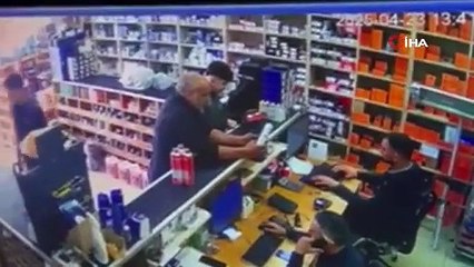 İstanbul'daki deprem kamerada! Panikle tezgahtan atlayıp böyle kaçtılar