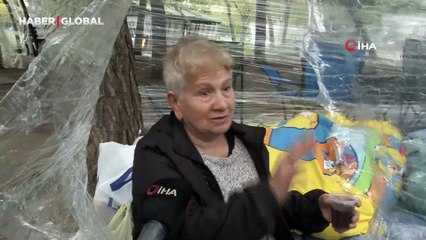 Soğuktan korunmak için bankların ve ağaçların etrafını streç ile kapladılar