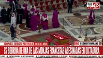 La curiosa historia de la monja que rompió el protocolo en el velorio del Papa