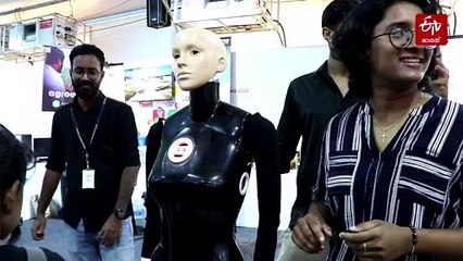 എന്ത് ചോദിച്ചാലും ഉടനടി ഉത്തരം, കാണാൻ എത്തിയവരുടെ കണ്ണുതളളി; വിദ്യാര്‍ഥികളെ പഠിപ്പിക്കാൻ ഇനി റോബോട്ട്?