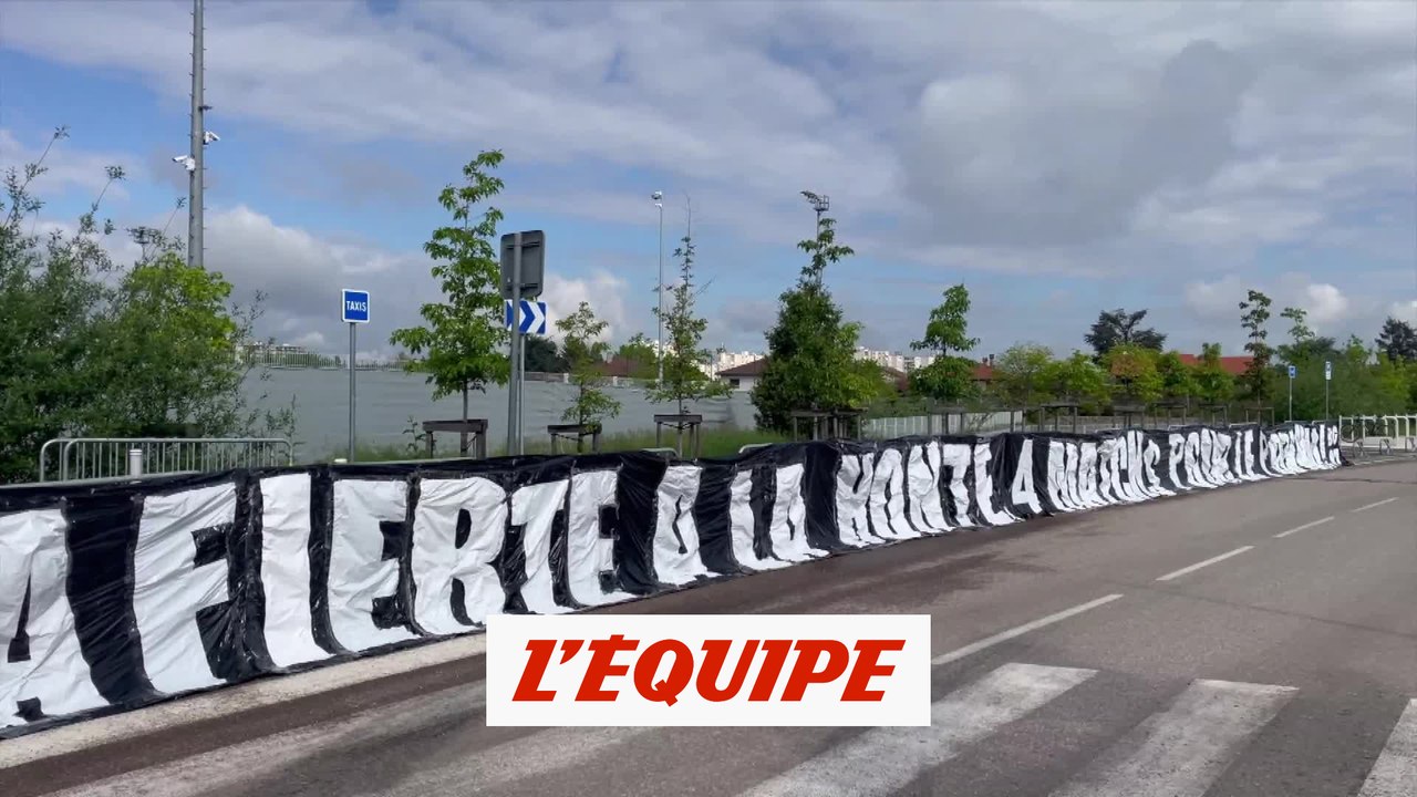 La banderole musclée qui vise les joueurs de l'OL - Foot - L1 - OL