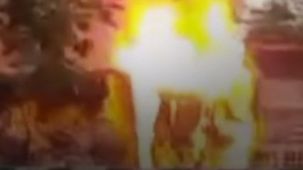 MP: इंदौर-भोपाल हाइवे पर अंग्रेजी शराब से भरा ट्रक पलटा