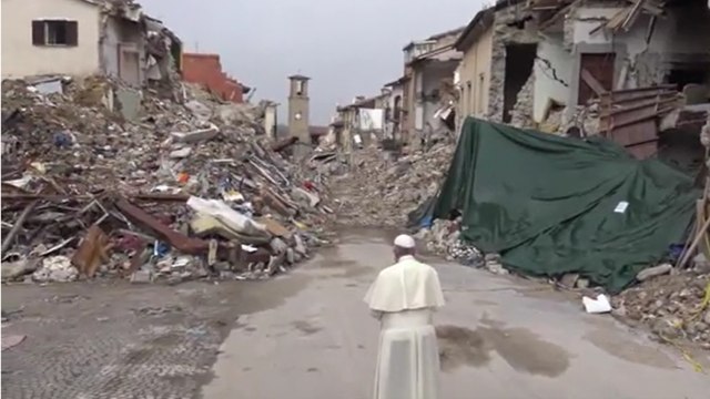Il video dei Vigili del Fuoco di Roma che ricordano il Papa davanti alle macerie di Amatrice