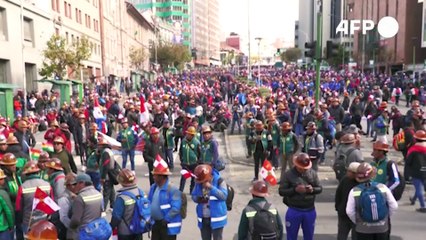 Miles de mineros colapsan La Paz en protesta por la falta de combustible