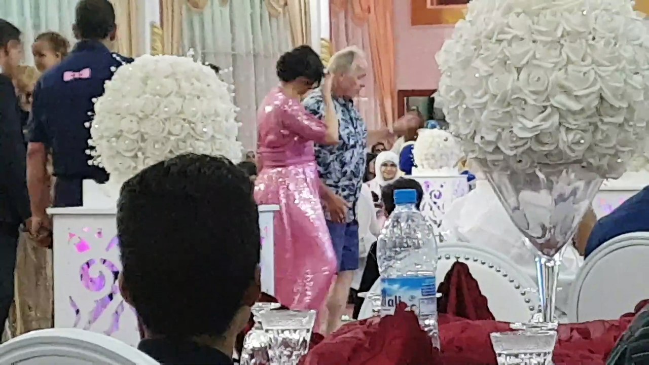 مسلمين ومسيحيين ويهود في وجدة يرقصون فرحا بعرس آل بوراص الزينين