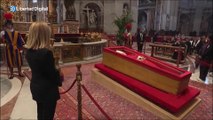 Meloni visiblemente emocionada, se despide del Papa Francisco en la basílica de San Pedro