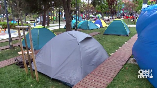 Kimi çadırda, kimi aracında... İstanbullular deprem sonrası geceyi dışarıda geçirdi